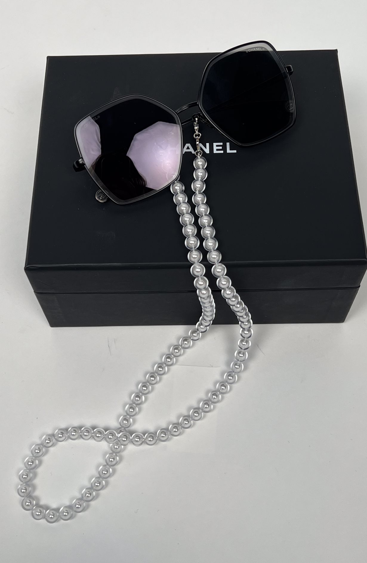 Chanel sunglasses incl chain and box