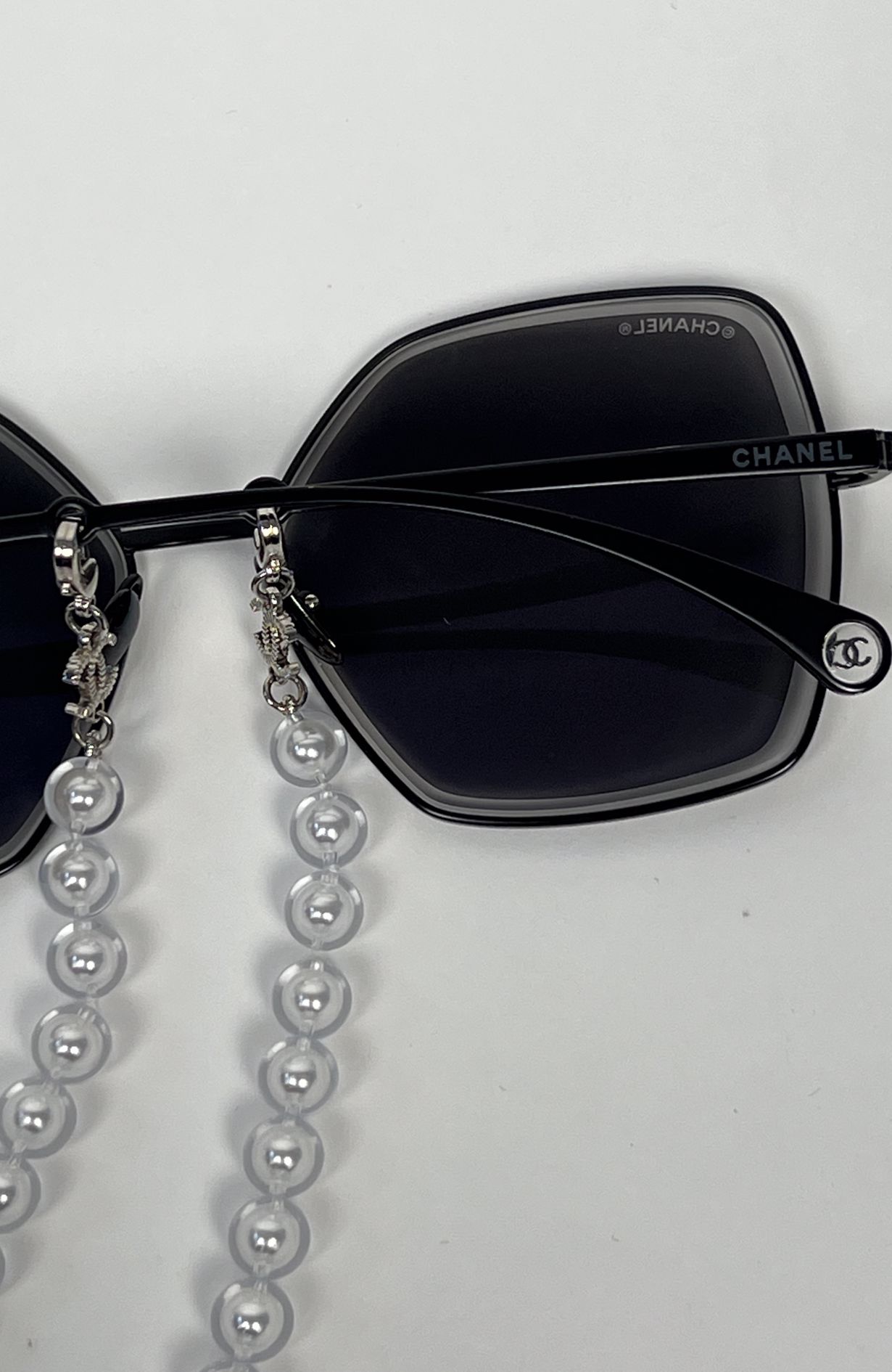 Chanel sunglasses incl chain and box