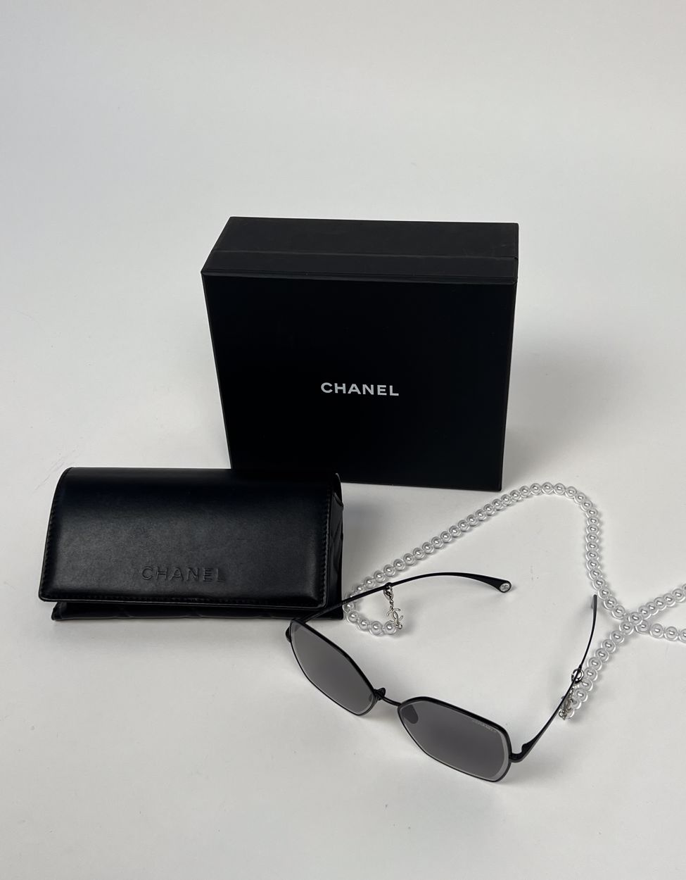 Chanel sunglasses incl chain and box