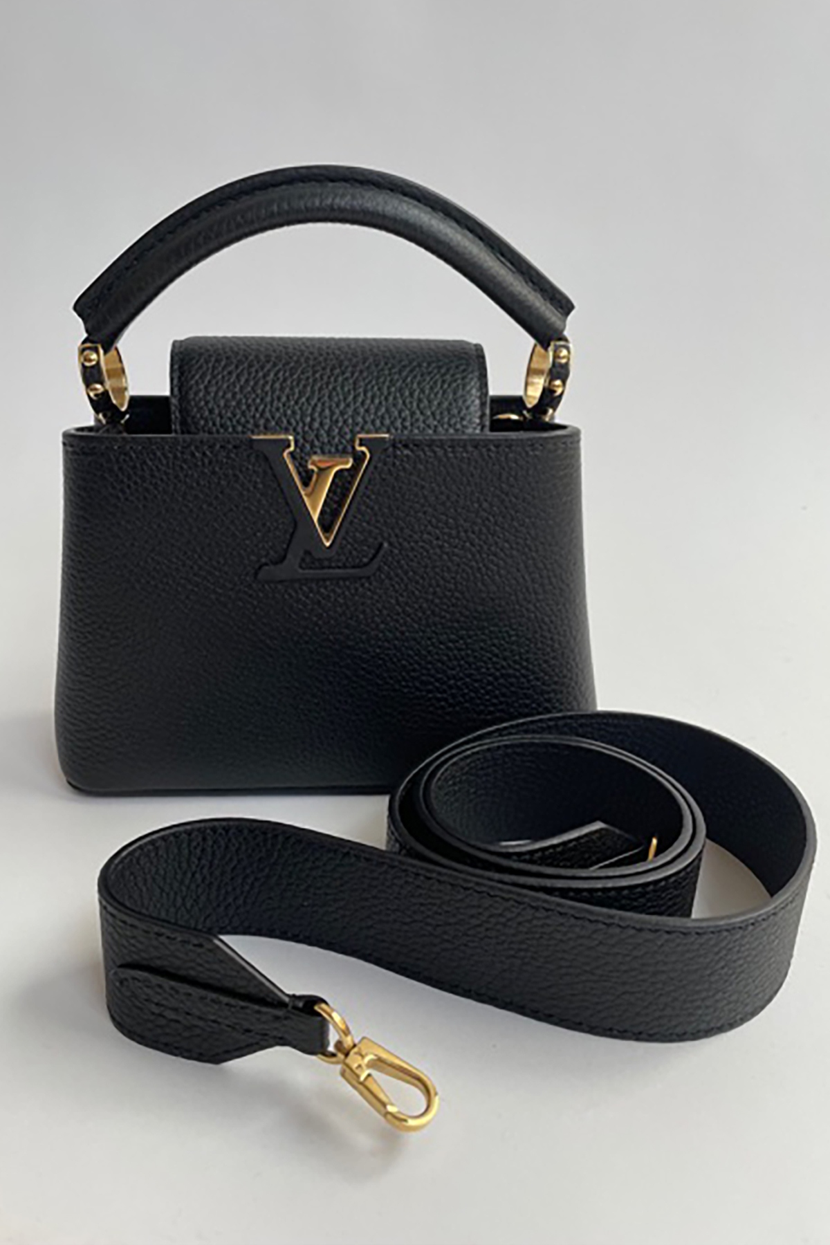 Louis Vuitton Handbag - Black 